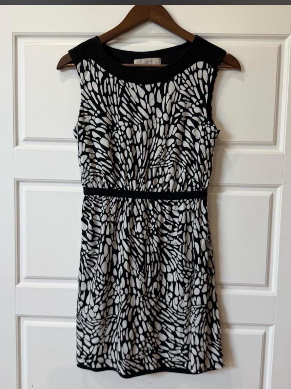 LOFT Black and White Sleeveless Patterned Sheath Dress